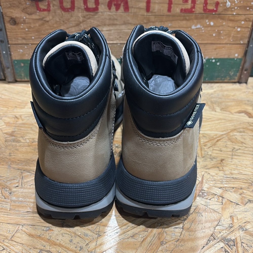 Brand new in box discontinued waterproof Gore-Tex Vasque St. Elias. - Picture 4 of 8